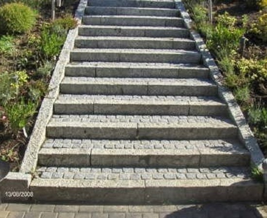 Trappe Granitkantsten/Chaussé